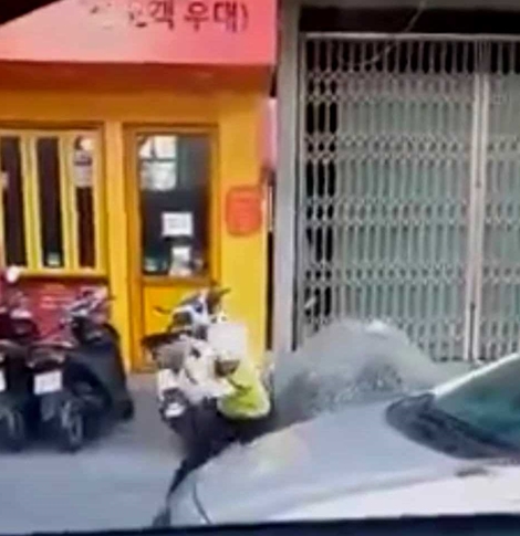 Xử lý vụ clip nữ nhân viên vác đá đập phá ô tô