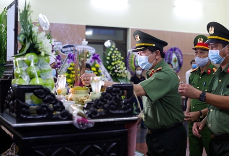 Hỗ trợ 100 triệu đồng cho thân nhân 2 chiến sĩ Công an hy sinh