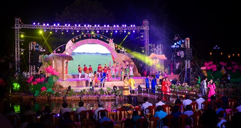 Người Hội An giao lưu giới thiệu văn hóa truyền thống với người miền Tây Nam Bộ 