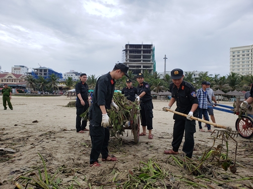 Công an Đà Nẵng giúp dân làm sạch bãi biển sau bão