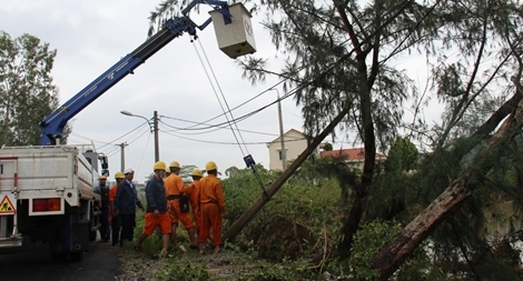 Hơn 250 nghìn hộ dân 3 tỉnh miền Trung mất điện do ảnh hưởng bão số 12