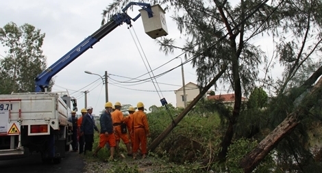 Hơn 411.000 dân 6 tỉnh, thành miền Trung mất điện vì bão số 13