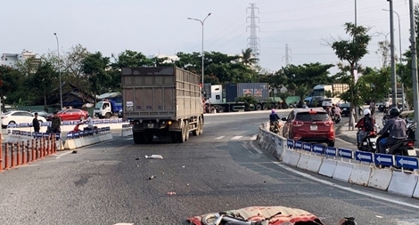 Người đàn ông tử vong khi chạy xe máy vào làn ô tô 