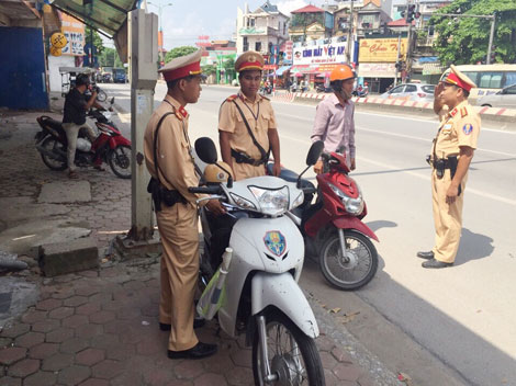 Hà Nội Cảnh sát giao thông vận tải bắt lưu giữ đối tượng người dùng sử dụng súng cướp xe pháo máy  Pháp  luật  Vietnam VietnamPlus