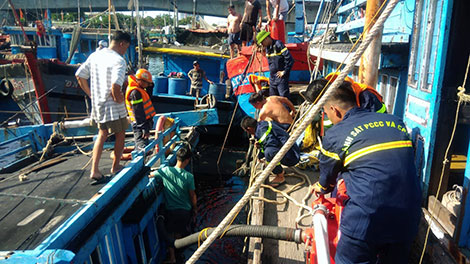 Hàng chục CBCS tham gia cứu nạn cứu hộ tàu cá bị chìm