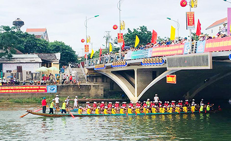 Độc đáo lễ hội đua thuyền mừng Tết Độc lập trên quê hương Đại tướng Võ Nguyên Giáp