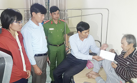 Công an phường kịp thời cứu giúp người bị nạn