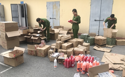 Bắt giữ số lượng lớn hàng hóa mỹ phẩm không rõ nguồn gốc