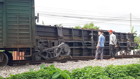 Công bố nguyên nhân tàu hỏa trật bánh, lật toa ở Nam Định