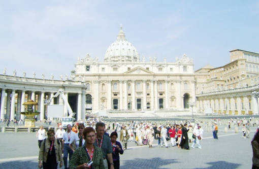 Với người ăn mày ở Thánh đường Vatican