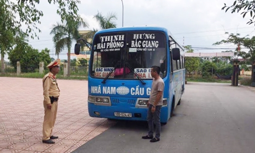 Lái xe khách bị xử phạt khi không nhường đường cho xe ưu tiên