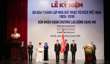 Nhà hát Nhạc Vũ Kịch Việt Nam đón nhận Huân chương Lao động hạng Nhì
