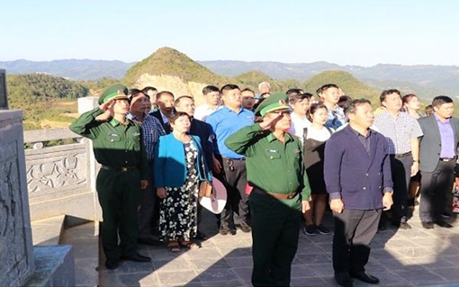 Tổng Công ty Điện lực miền Bắc tặng cờ Tổ quốc cho Đồn Biên phòng Lũng Cú