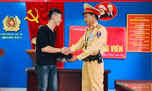 CSGT trao trả tài sản cho người dân