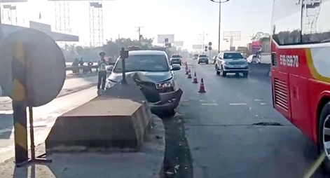 Đầu xe con bị "chẻ đôi" vì tông vào trạm thu phí