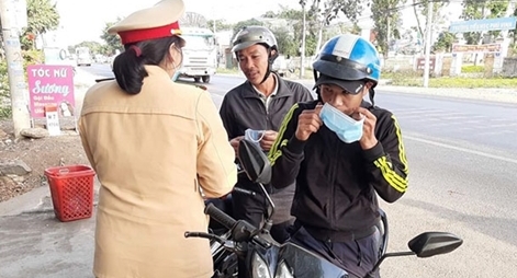 Công an Đắk Lắk cấp phát miễn phí hàng nghìn khẩu trang cho người dân