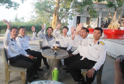 “Cột mốc sống” giữa trùng khơi