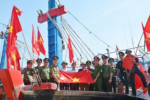 Tặng cờ Tổ quốc – ngư dân thêm vững tin bám biển