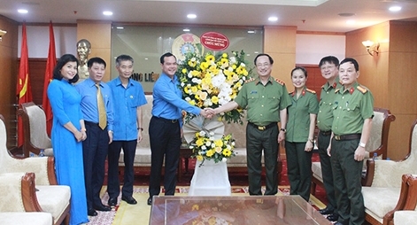 Lãnh đạo Bộ Công an chúc mừng Tổng Liên đoàn Lao động Việt Nam  