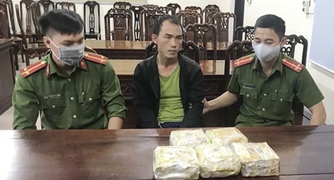 Cán bộ y tế Lào mua bán 5kg ma túy dạng đá