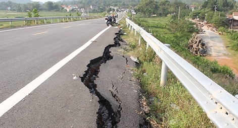 Cao tốc Đà Nẵng - Quảng Ngãi chưa hoàn thành đã hư hỏng