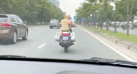 CSGT bật còi ưu tiên đưa sản phụ đến bệnh viện