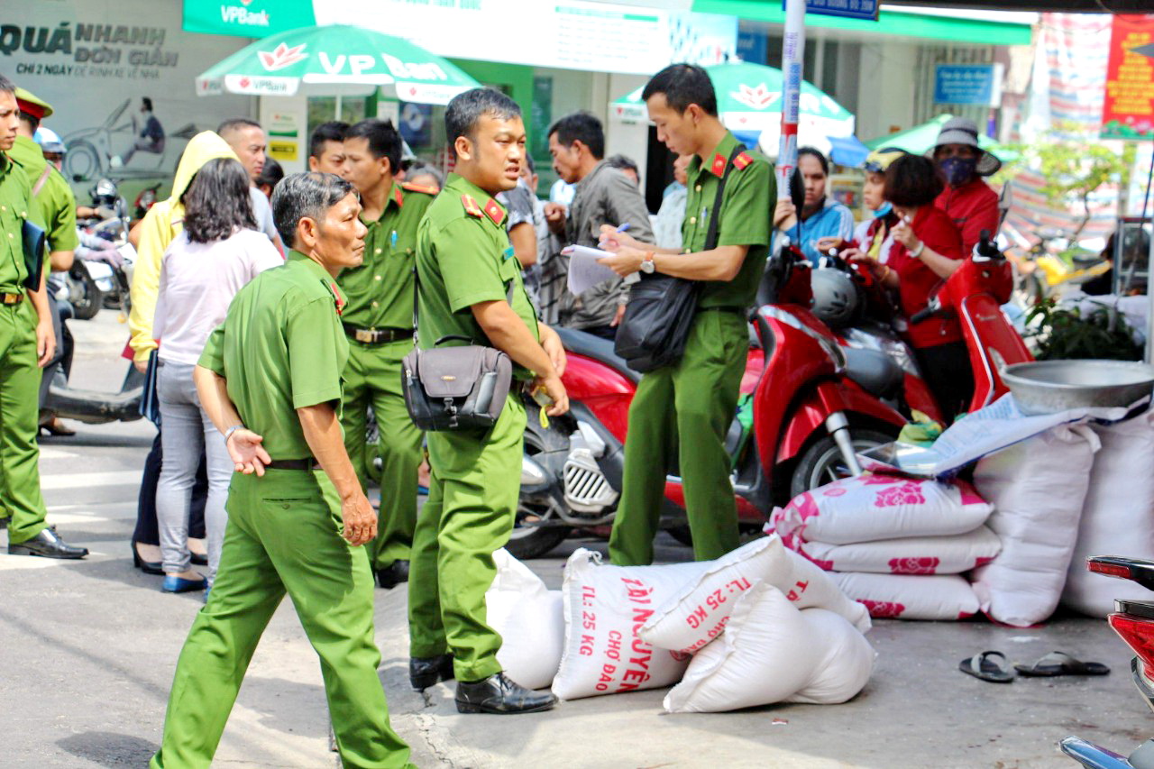 Chủ cơ sở kinh doanh gạo bị người làm công đâm trọng thương