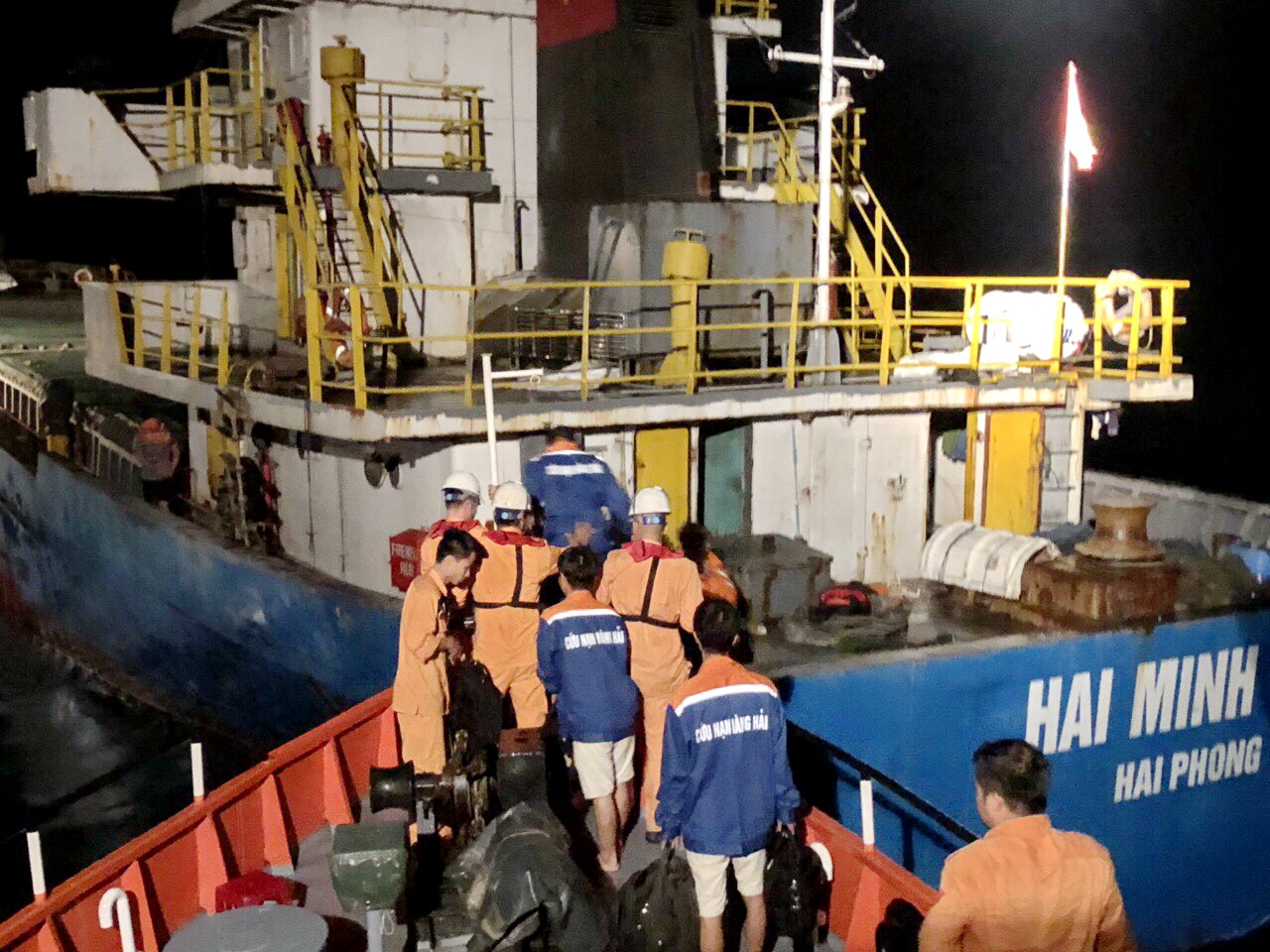 Cứu nạn 3 thủy thủ tàu vận tải biển Hải Minh 36  rơi xuống vịnh Vân Phong