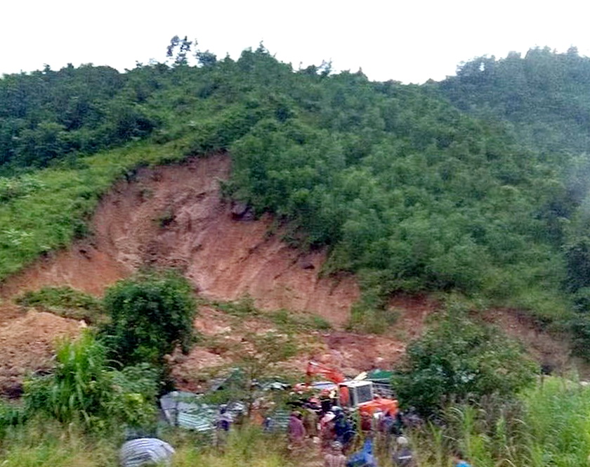 Sập nhà do sạt lở núi, 4 người trong một gia đình thương vong