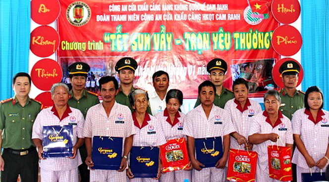 Đoàn viên Công an Cửa khẩu hàng không  Cam Ranh trao tặng quà tết ở Khánh Hòa