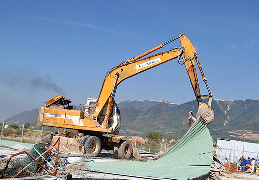 Cưỡng chế tháo dỡ 45 căn nhà xây dựng trái phép tại một xã ở TP Nha Trang