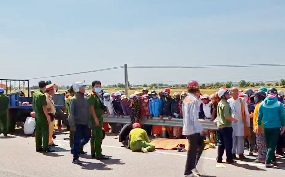 Tông vào đuôi xe máy cày, hai mẹ con tử nạn trên QL1A