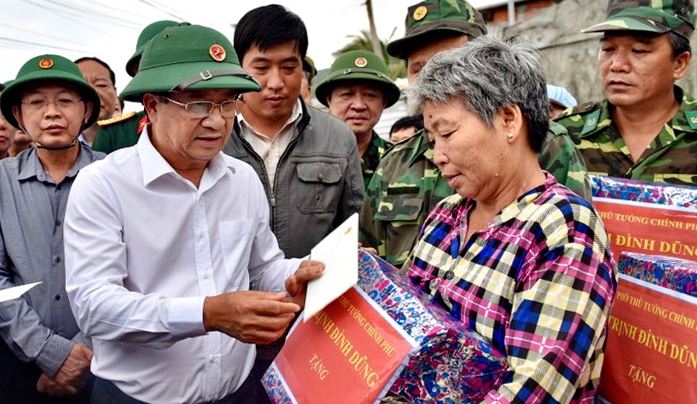 Phó Thủ tướng Trịnh Đình Dũng kiểm tra công tác ứng phó cơn bão số 6 tại Bình Định