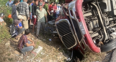 Lật xe tải kéo rơ mooc thùng đông lạnh, một người đi xe máy bị đè chết