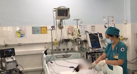 Chạy Ecmo xuyên Tết cứu bệnh nhi nguy kịch vì hít nhầm dầu lửa