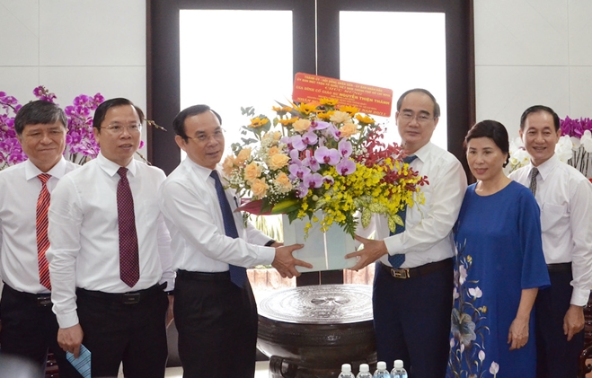 Bí thư Thành ủy Nguyễn Văn Nên thăm các nhà giáo, gia đình nhà giáo tiêu biểu