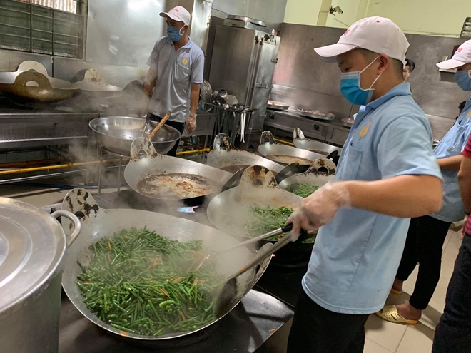 Xử phạt nghiêm doanh nghiệp bớt, xén suất ăn của công nhân