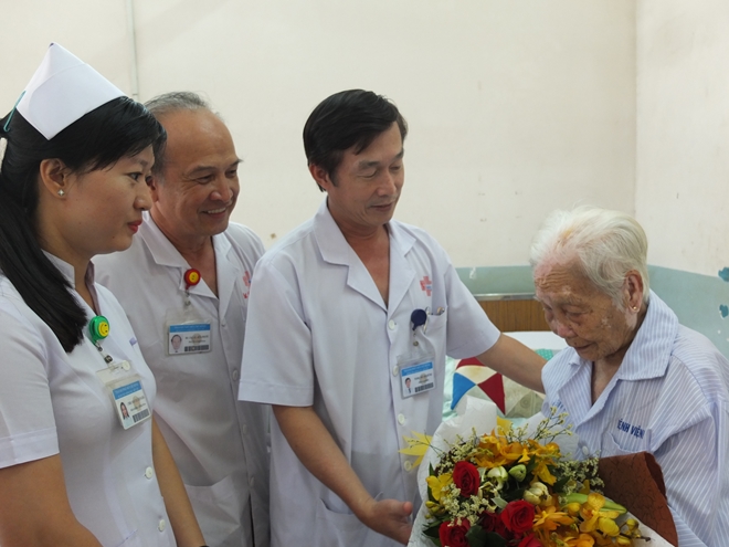 Nội soi mật tụy cứu sống mẹ Việt Nam Anh hùng 104 tuổi 