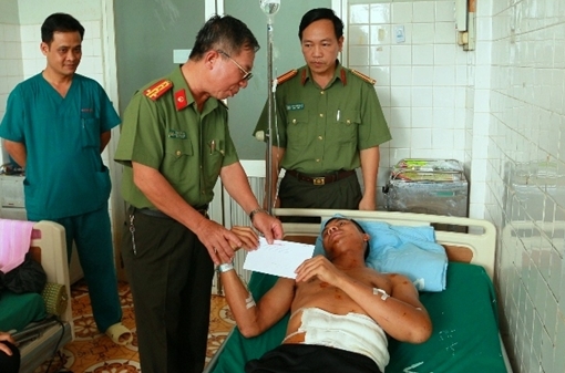 Báo CAND thăm hỏi hỗ trợ cán bộ, chiến sĩ bị thương trong vụ nổ tại Đắk Lắk