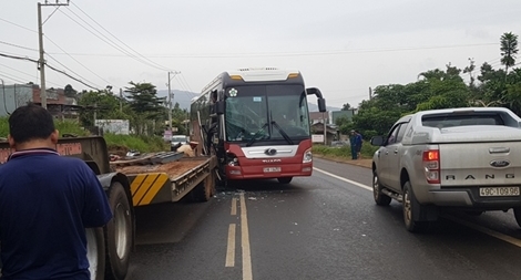  Xe Thành Bưởi dính vào đuôi xe đầu kéo, nhiều hành khách hú vía