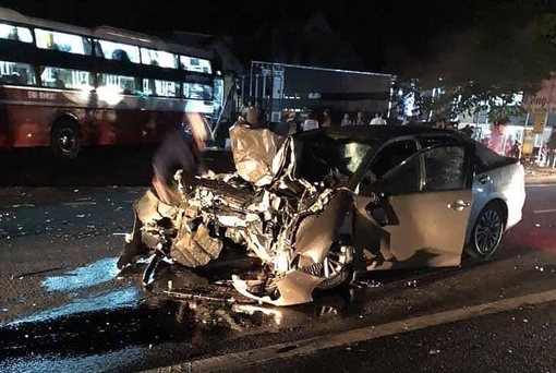 Đại úy CSGT tử vong sau cú đâm giữa xe con với xe khách