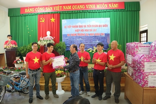 Hiệp hội hoa Đà Lạt gửi giống rau, hoa ra tặng quân dân Trường Sa