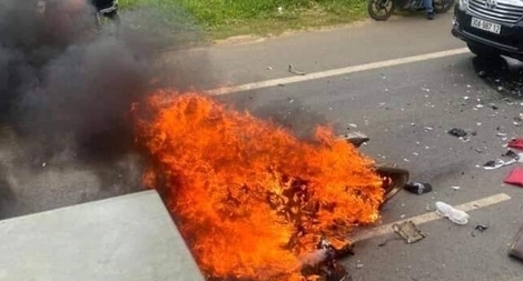 Người đàn ông chết cháy sau vụ tai nạn tông vào ôtô con