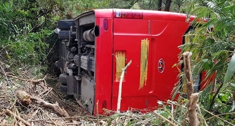Xe khách chở 20 người mất phanh lao xuống vực ở Đà Lạt