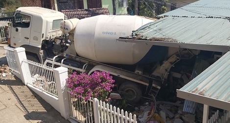 Xe chở bê tông tươi tụt dốc làm sập nhà dân