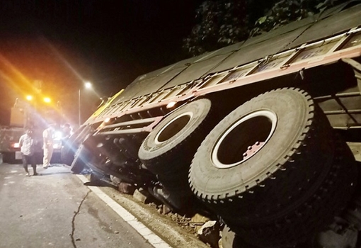 Liên tiếp hai xe tải lật trên đèo Bảo Lộc trong đêm