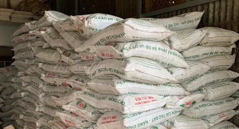 Phát hiện 40 tấn phân bón làm bằng đất trộn bột đá