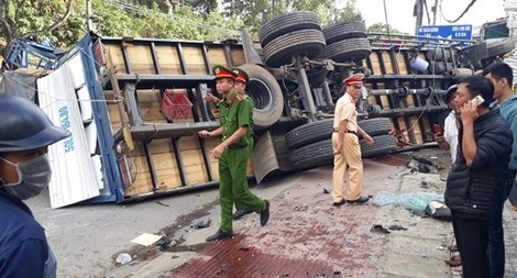 Xe tải chở bia gây tai nạn náo loạn trên phố