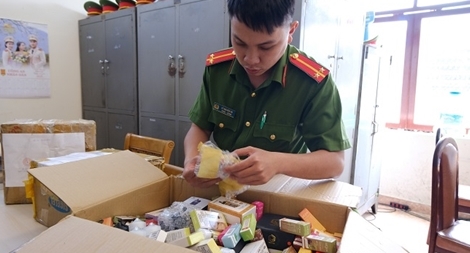 Thu giữ 120 sản phẩm thuốc lá điện tử trong tiệm internet