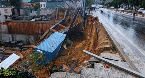 Nổ đường ống nước ở Đà Lạt gây sạt lở nghiêm trọng